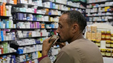 مصري يشتري دواء (صورة تعبيرية من رويترز)